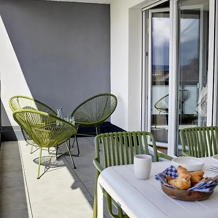Matt ' Modernes 2-zimmer-apartment Mit Balkon 아파트 *